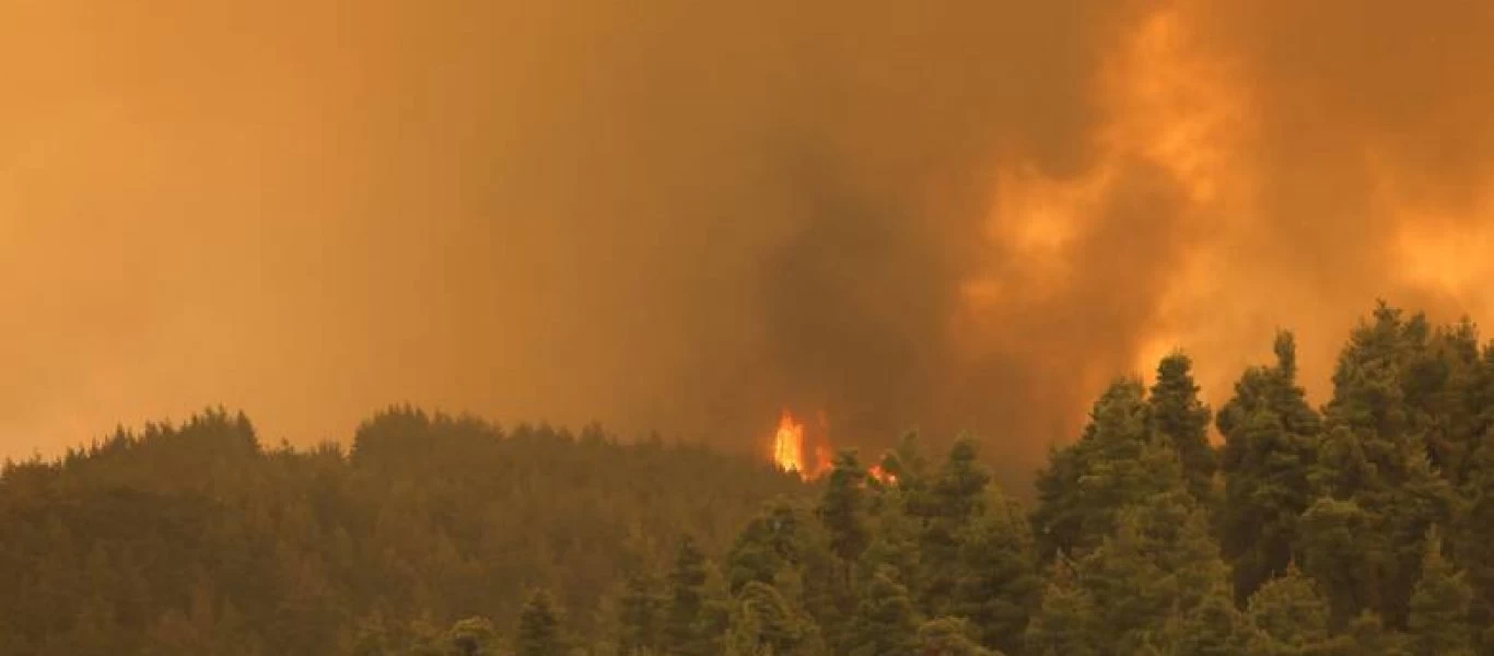 Σε εξέλιξη οι φωτιές σε Μεγαλόπολη Αρκαδίας και Μέλπεια Μεσσηνίας